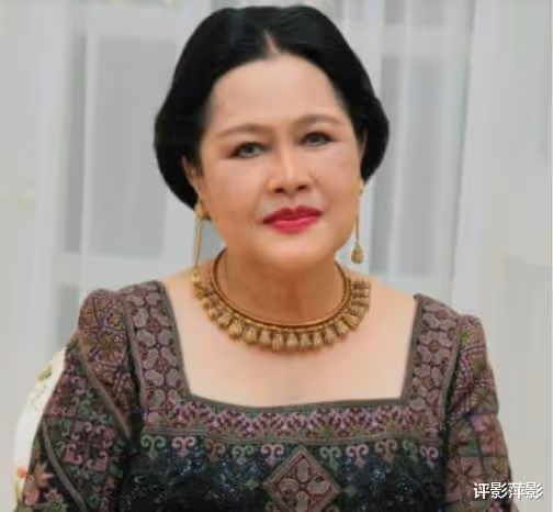 詩麗吉被請去當主婚人,送新娘子珠寶大禮,王后出手夠慷慨