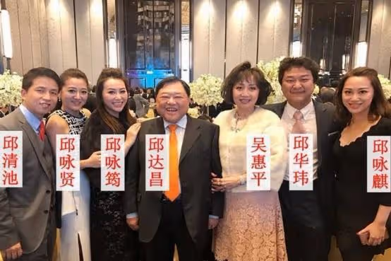 弟弟娶了她坐擁百億的閨蜜,她則選擇了窮車手,生兩胎還沒辦婚禮