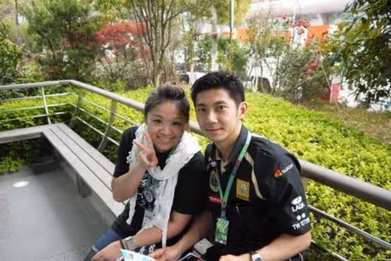弟弟娶了她坐擁百億的閨蜜,她則選擇了窮車手,生兩胎還沒辦婚禮