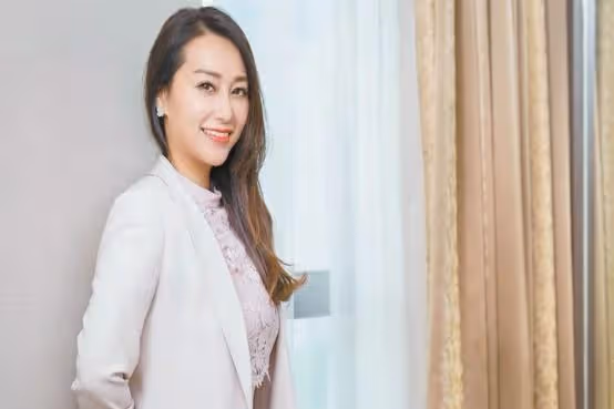 弟弟娶了她坐擁百億的閨蜜,她則選擇了窮車手,生兩胎還沒辦婚禮