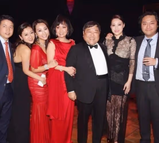 弟弟娶了她坐擁百億的閨蜜,她則選擇了窮車手,生兩胎還沒辦婚禮