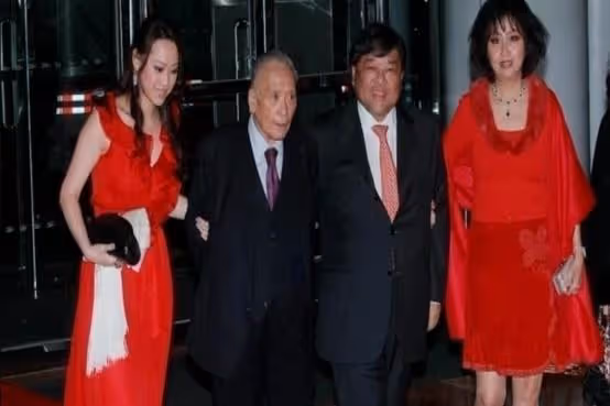 弟弟娶了她坐擁百億的閨蜜,她則選擇了窮車手,生兩胎還沒辦婚禮