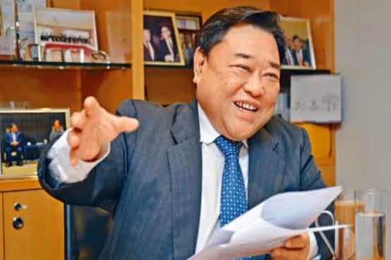 弟弟娶了她坐擁百億的閨蜜,她則選擇了窮車手,生兩胎還沒辦婚禮