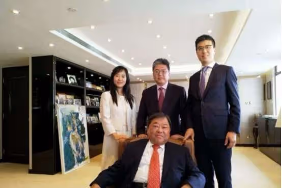 弟弟娶了她坐擁百億的閨蜜,她則選擇了窮車手,生兩胎還沒辦婚禮