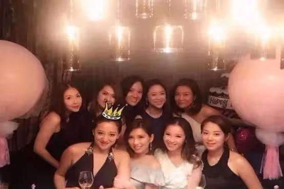 弟弟娶了她坐擁百億的閨蜜,她則選擇了窮車手,生兩胎還沒辦婚禮