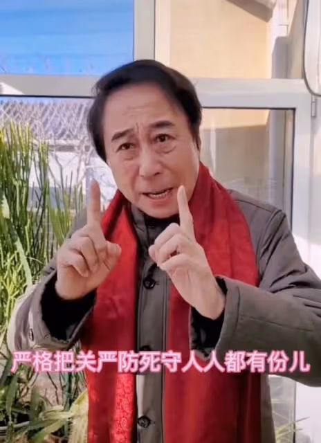 64歲馮鞏打快板為天津加油,眉頭緊鎖一臉擔憂,卻被網友催捐款