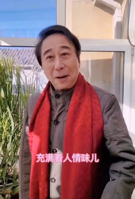 64歲馮鞏打快板為天津加油,眉頭緊鎖一臉擔憂,卻被網友催捐款