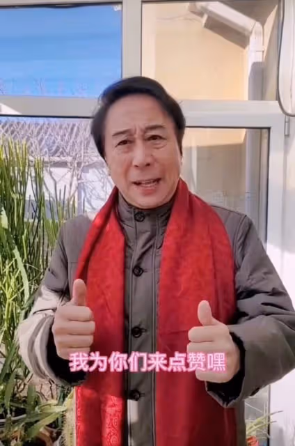 64歲馮鞏打快板為天津加油,眉頭緊鎖一臉擔憂,卻被網友催捐款