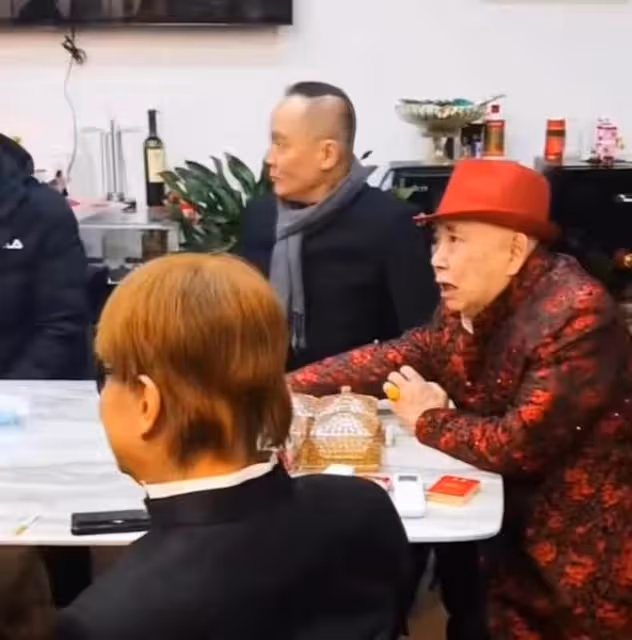 港圈黃金配角齊聚內地,73歲梁小龍金髮戴墨鏡,黃一飛老年斑明顯