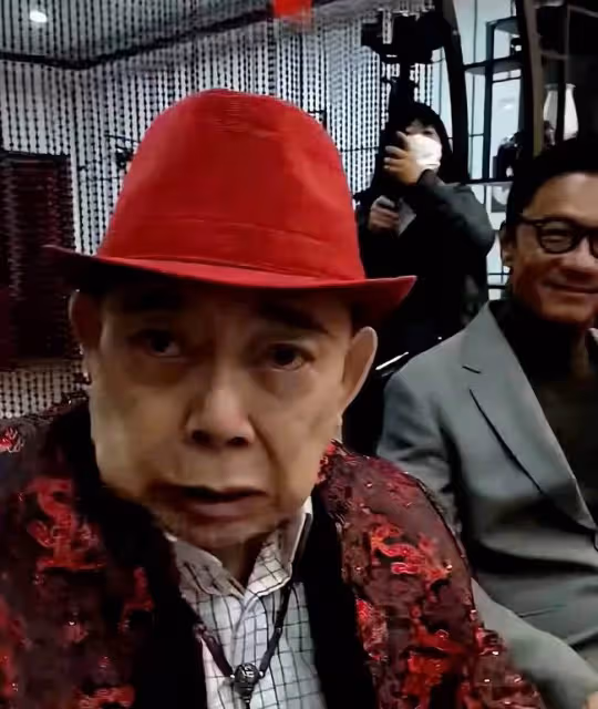 港圈黃金配角齊聚內地,73歲梁小龍金髮戴墨鏡,黃一飛老年斑明顯