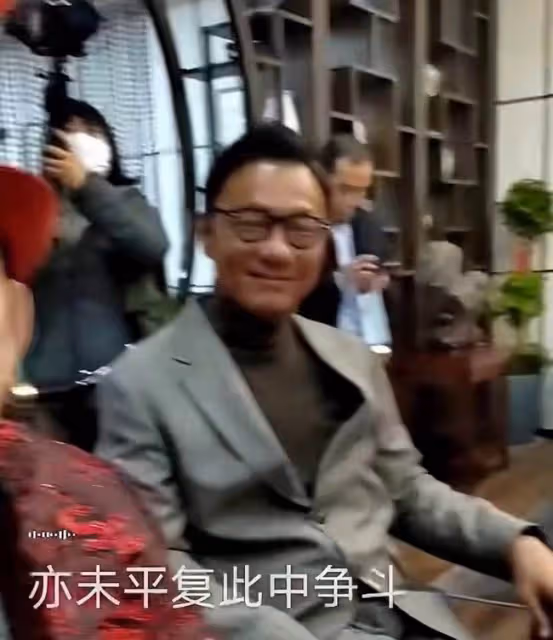 港圈黃金配角齊聚內地,73歲梁小龍金髮戴墨鏡,黃一飛老年斑明顯