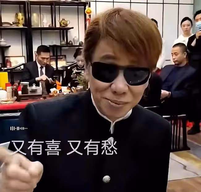 港圈黃金配角齊聚內地,73歲梁小龍金髮戴墨鏡,黃一飛老年斑明顯