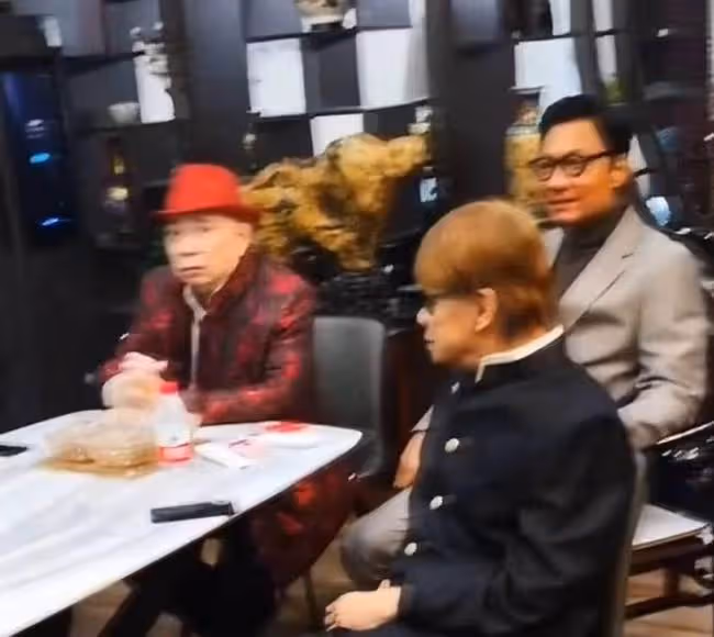港圈黃金配角齊聚內地,73歲梁小龍金髮戴墨鏡,黃一飛老年斑明顯