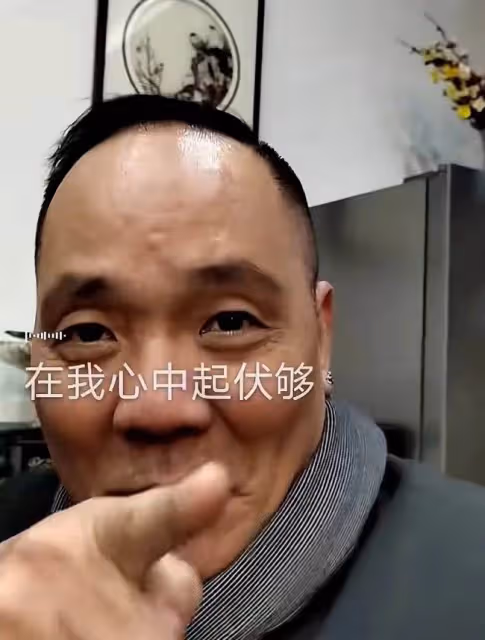 港圈黃金配角齊聚內地,73歲梁小龍金髮戴墨鏡,黃一飛老年斑明顯