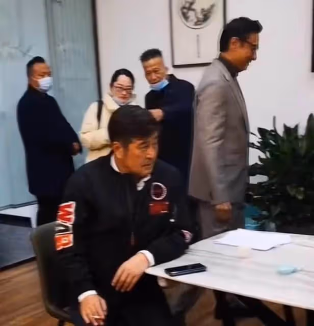 港圈黃金配角齊聚內地,73歲梁小龍金髮戴墨鏡,黃一飛老年斑明顯