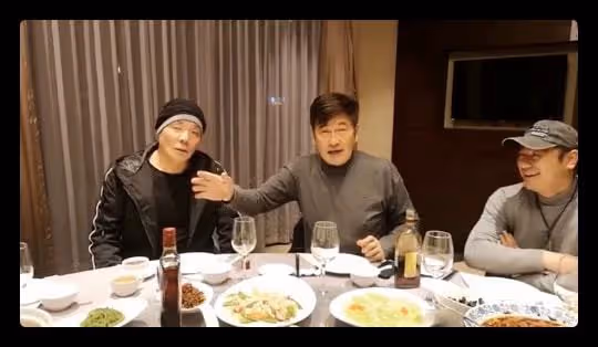 港圈黃金配角齊聚內地,73歲梁小龍金髮戴墨鏡,黃一飛老年斑明顯
