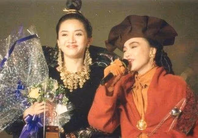 一代歌后陳慧嫻罕露面,藍發紅唇造型前衛,情路坎坷56歲仍未婚