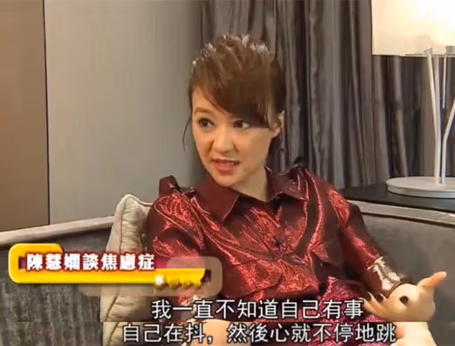 一代歌后陳慧嫻罕露面,藍發紅唇造型前衛,情路坎坷56歲仍未婚