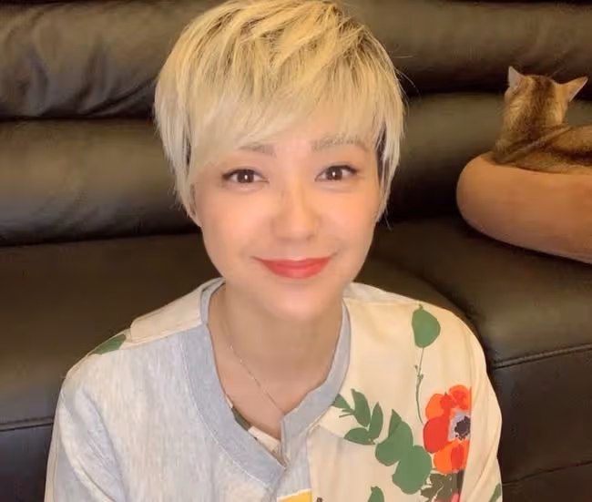 一代歌后陳慧嫻罕露面,藍發紅唇造型前衛,情路坎坷56歲仍未婚