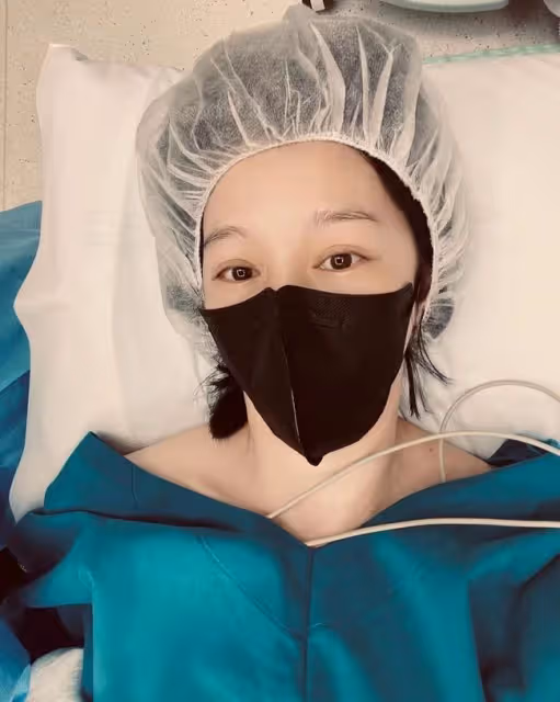 46歲徐若瑄大出血緊急入院,病床照面色蒼白,3天前還和媽媽唱歌