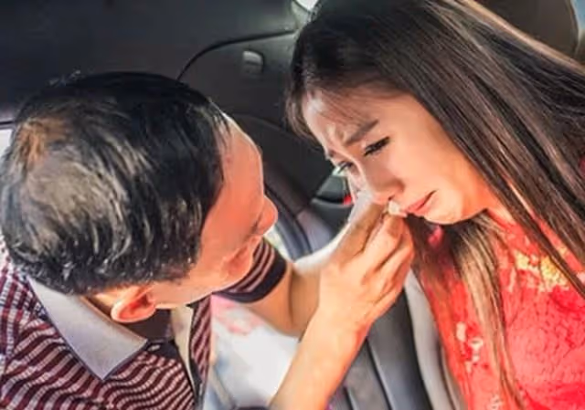 姑娘結婚時,去世23年的父親回來了,得知真相後她說:我不認識你