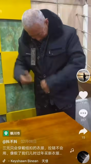特殊忘年交,青年遇到一低智老人每天請他吃麵,回老家過年前為老人在麵館存錢:要記得去吃麵
