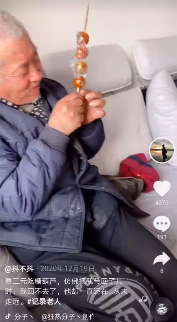 特殊忘年交,青年遇到一低智老人每天請他吃麵,回老家過年前為老人在麵館存錢:要記得去吃麵