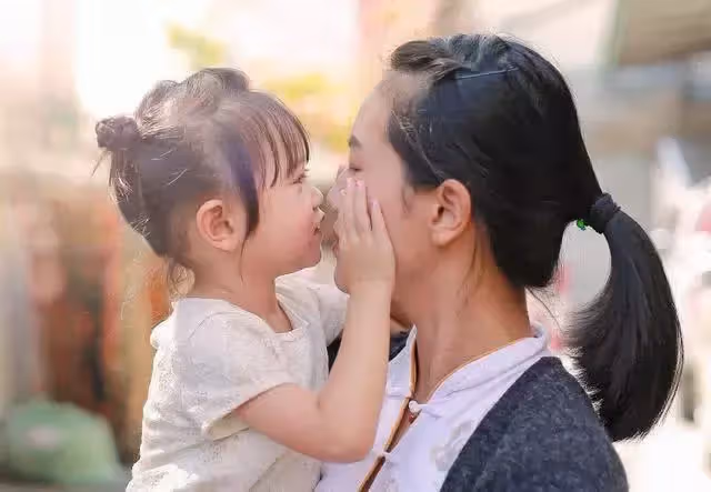 5歲女兒獨睡1米8大床,卻總說「很擠」,媽媽看監控後忍不住大哭:愛要靠行動而不是語言