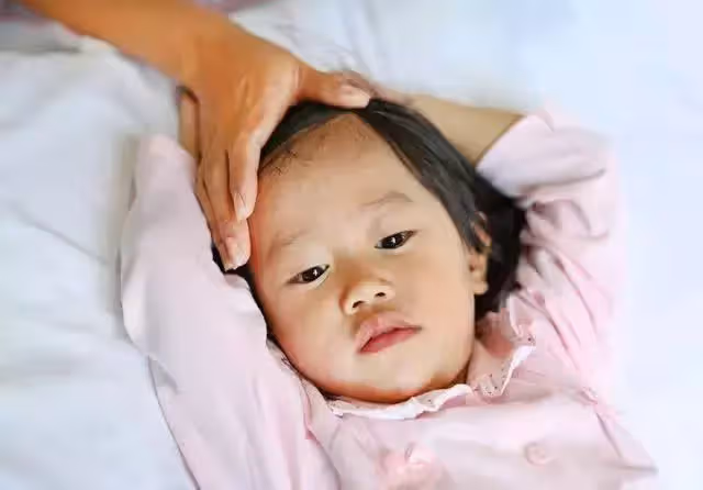 5歲女兒獨睡1米8大床,卻總說「很擠」,媽媽看監控後忍不住大哭:愛要靠行動而不是語言