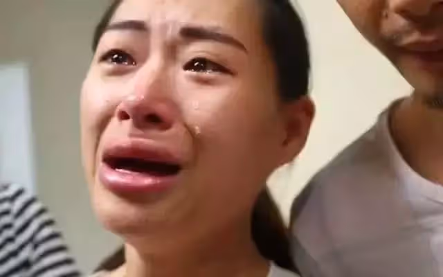 5歲女兒獨睡1米8大床,卻總說「很擠」,媽媽看監控後忍不住大哭:愛要靠行動而不是語言
