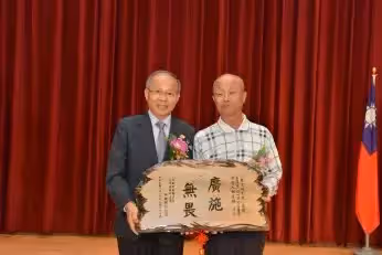 赤腳善人,75歲阿公20年捐6千萬,他的行善足跡遍布全臺灣,蝸居20坪房生活超節儉