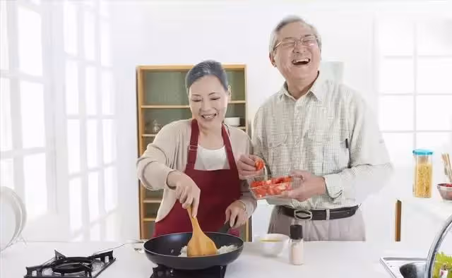 跟老伴提出AA,30天後大爺叫苦連天:我想吃她做的飯,還得給錢