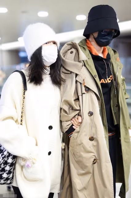 張傑謝娜甜蜜挽手合體，忙工作依然心繫女兒，曬一冰箱母乳太溫馨
