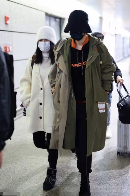 張傑謝娜甜蜜挽手合體，忙工作依然心繫女兒，曬一冰箱母乳太溫馨