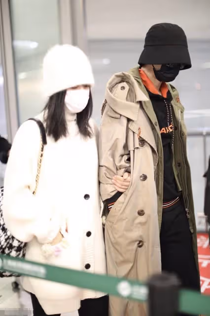 張傑謝娜甜蜜挽手合體，忙工作依然心繫女兒，曬一冰箱母乳太溫馨
