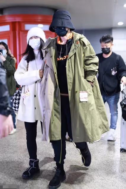 張傑謝娜甜蜜挽手合體，忙工作依然心繫女兒，曬一冰箱母乳太溫馨