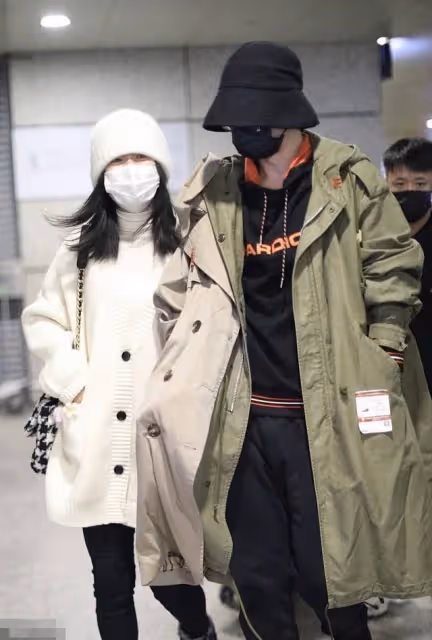 張傑謝娜甜蜜挽手合體，忙工作依然心繫女兒，曬一冰箱母乳太溫馨