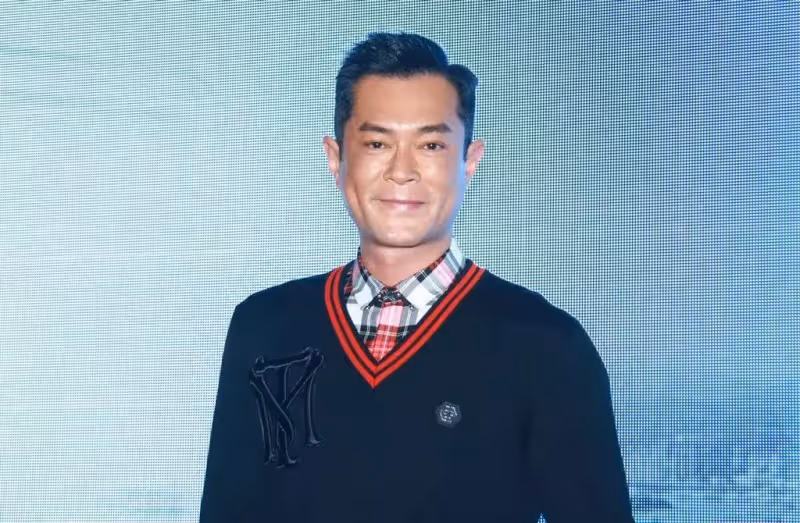古天樂行善多年捐贈學校133所,年少不更事曾犯錯入獄,回歸征途行善助人,暖心陪伴父母膝下盡孝,演藝界的大孝子