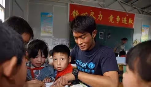 古天樂行善多年捐贈學校133所,年少不更事曾犯錯入獄,回歸征途行善助人,暖心陪伴父母膝下盡孝,演藝界的大孝子