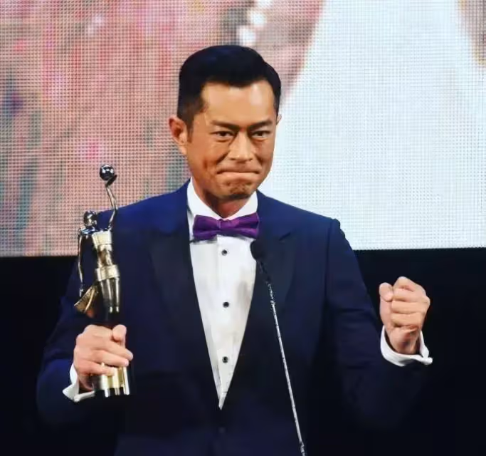 古天樂行善多年捐贈學校133所,年少不更事曾犯錯入獄,回歸征途行善助人,暖心陪伴父母膝下盡孝,演藝界的大孝子