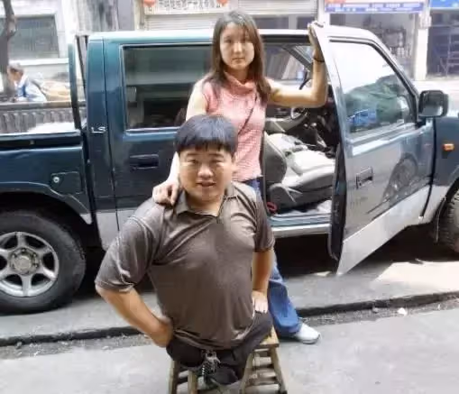 他從小失去雙腿，板凳當作腿賺下上億家產，捐助善款400多萬，直言：靠雙手走世界