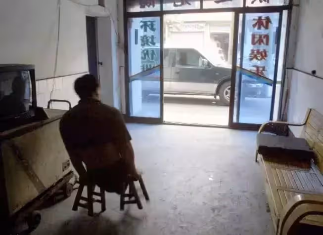 他從小失去雙腿，板凳當作腿賺下上億家產，捐助善款400多萬，直言：靠雙手走世界