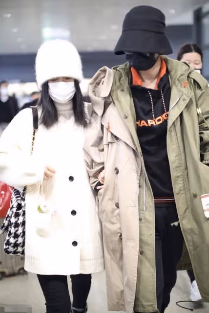 張傑謝娜甜蜜挽手合體，忙工作依然心繫女兒，曬一冰箱母乳太溫馨
