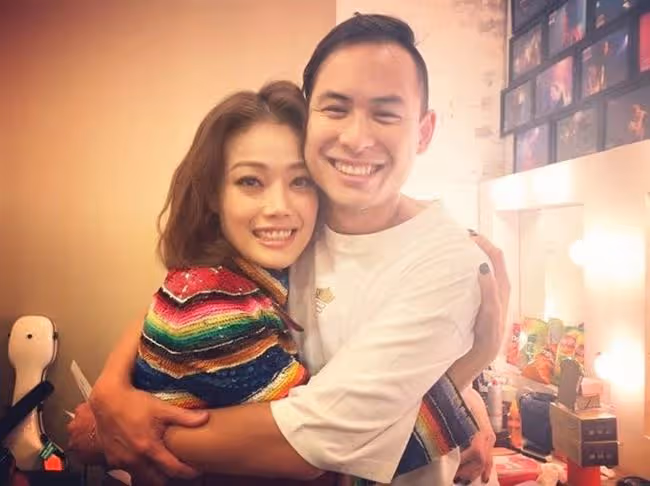 楊受成孫女生日禮物擺滿豪宅,或繼承百億財產,但父母仍沒結婚