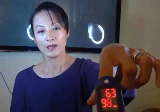 39歲女星全家國外旅遊,母女倆先後確診,4歲女兒連續3天高燒不退