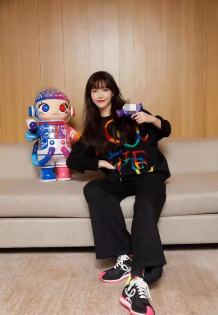 唐嫣曬涉辱華品牌引爭議!開心合照遭網友痛批,類似行為不止一次