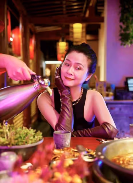 58歲李玲玉拍《男人裝》大片，身材豐滿窈窕，皮膚緊緻風韻猶存