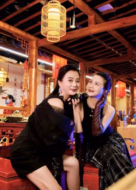 58歲李玲玉拍《男人裝》大片,身材豐滿窈窕,皮膚緊緻風韻猶存