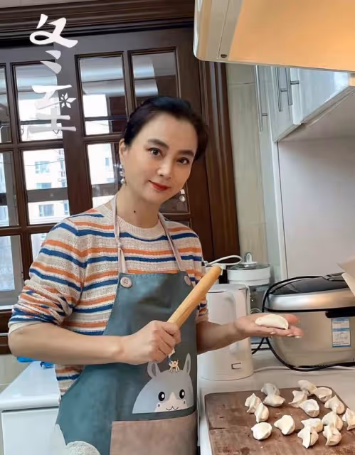 58歲李玲玉拍《男人裝》大片,身材豐滿窈窕,皮膚緊緻風韻猶存