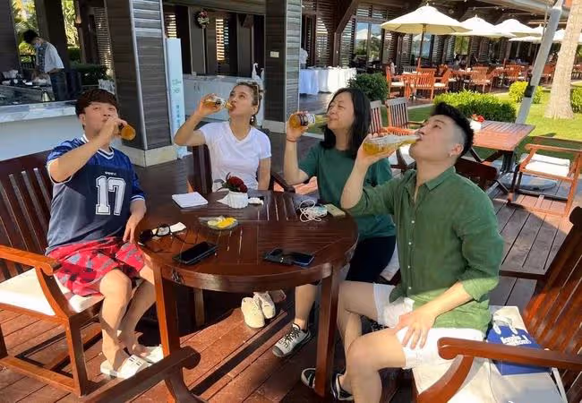 58歲李玲玉拍《男人裝》大片,身材豐滿窈窕,皮膚緊緻風韻猶存